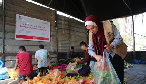A partner of ActionAid in Gaza prepare and distribute fresh vegetables for people in Gaza.