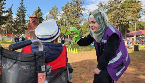 Ayat, a volunteer for Voilet, an ActionAid partner organisation, at a shelter providing psychosocial care to children and parents after the earthquake hit Syria in 2023.