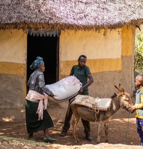 a family loading their items